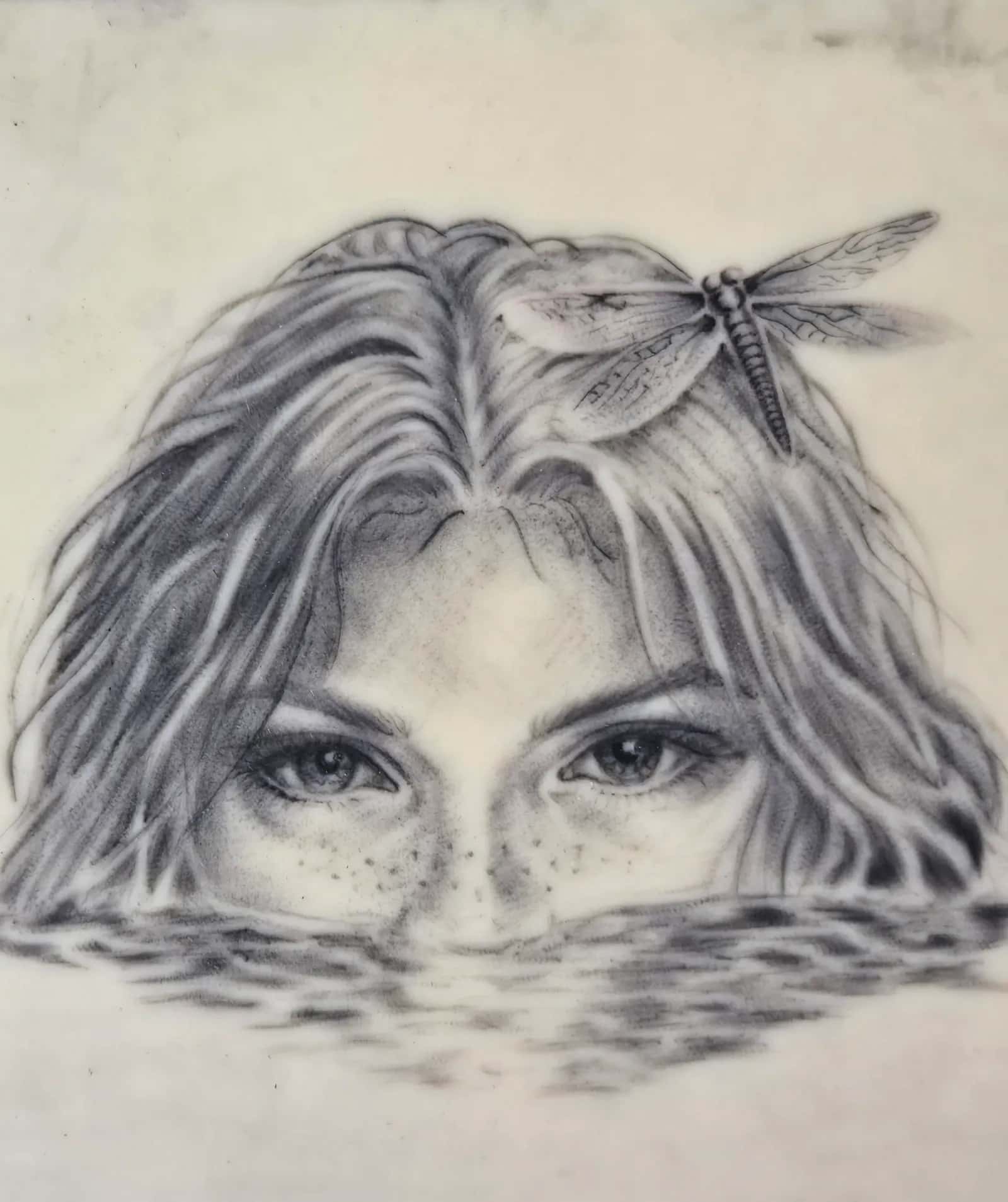Handgetekend tattoo-ontwerp van Marre: vrouwenportret met libelle