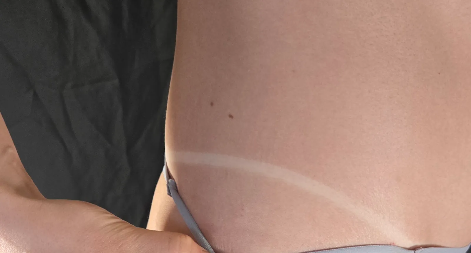 Egale tanlijn op de taille na een spraytan-behandeling
