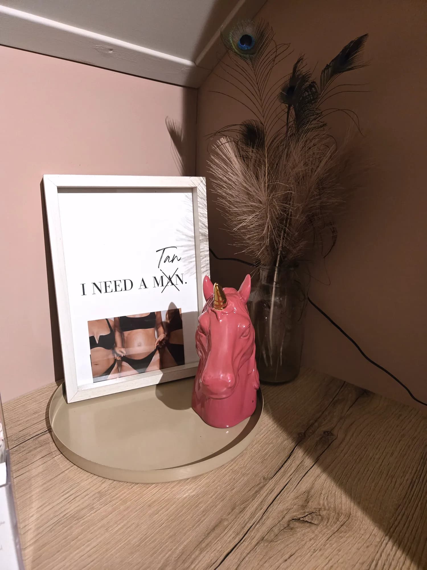 Roze unicorn en 'I need a tan'-poster in de GlowLine-studio
