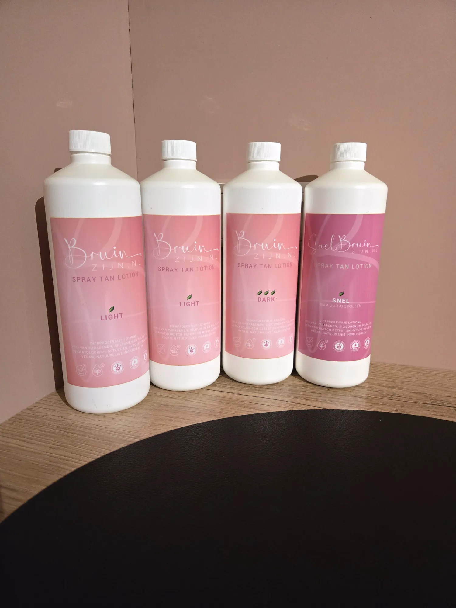 Spraytan-lotions in de kleuren Light, Medium en Dark bij GlowLine