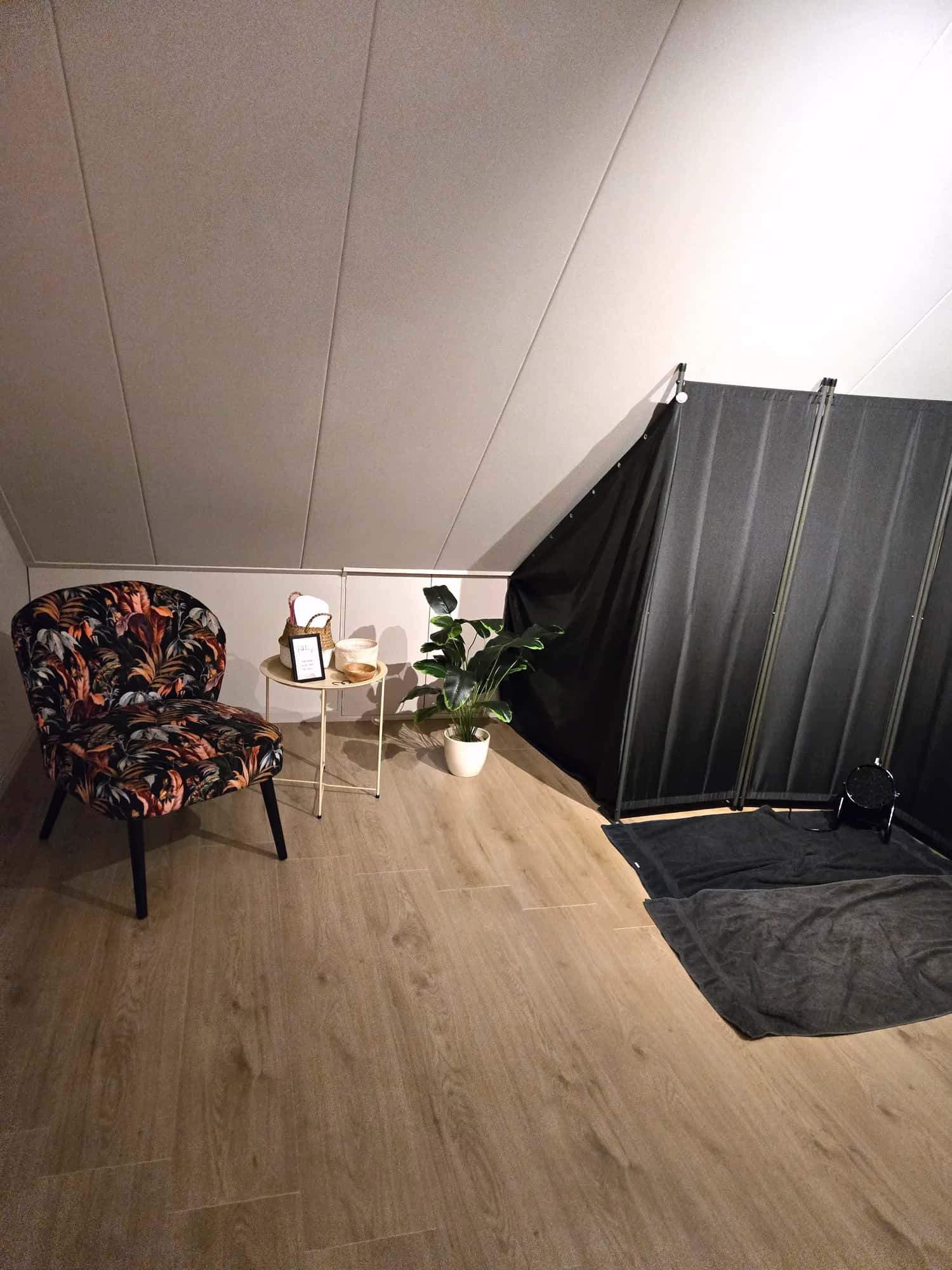 De spraytan-studio van GlowLine in Wilp met spraytent en fauteuil