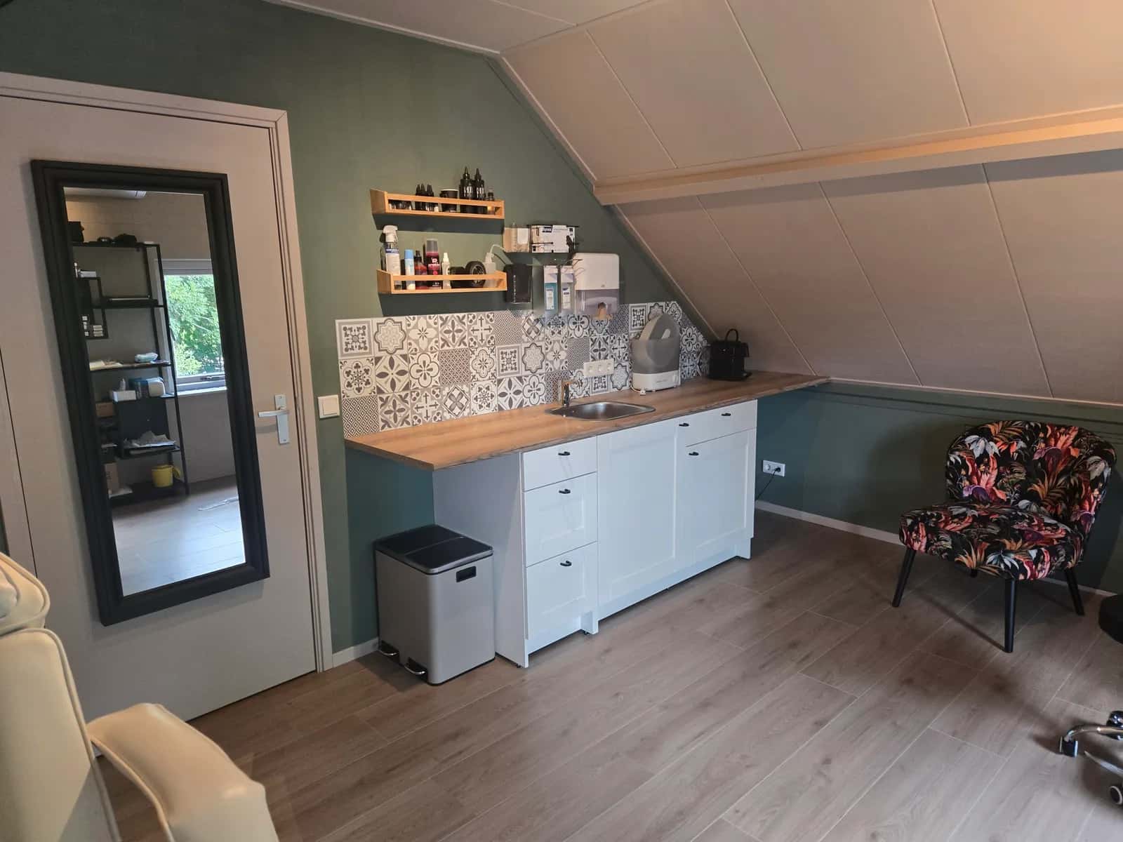 De balie met spiegel in de tattoostudio van GlowLine in Wilp