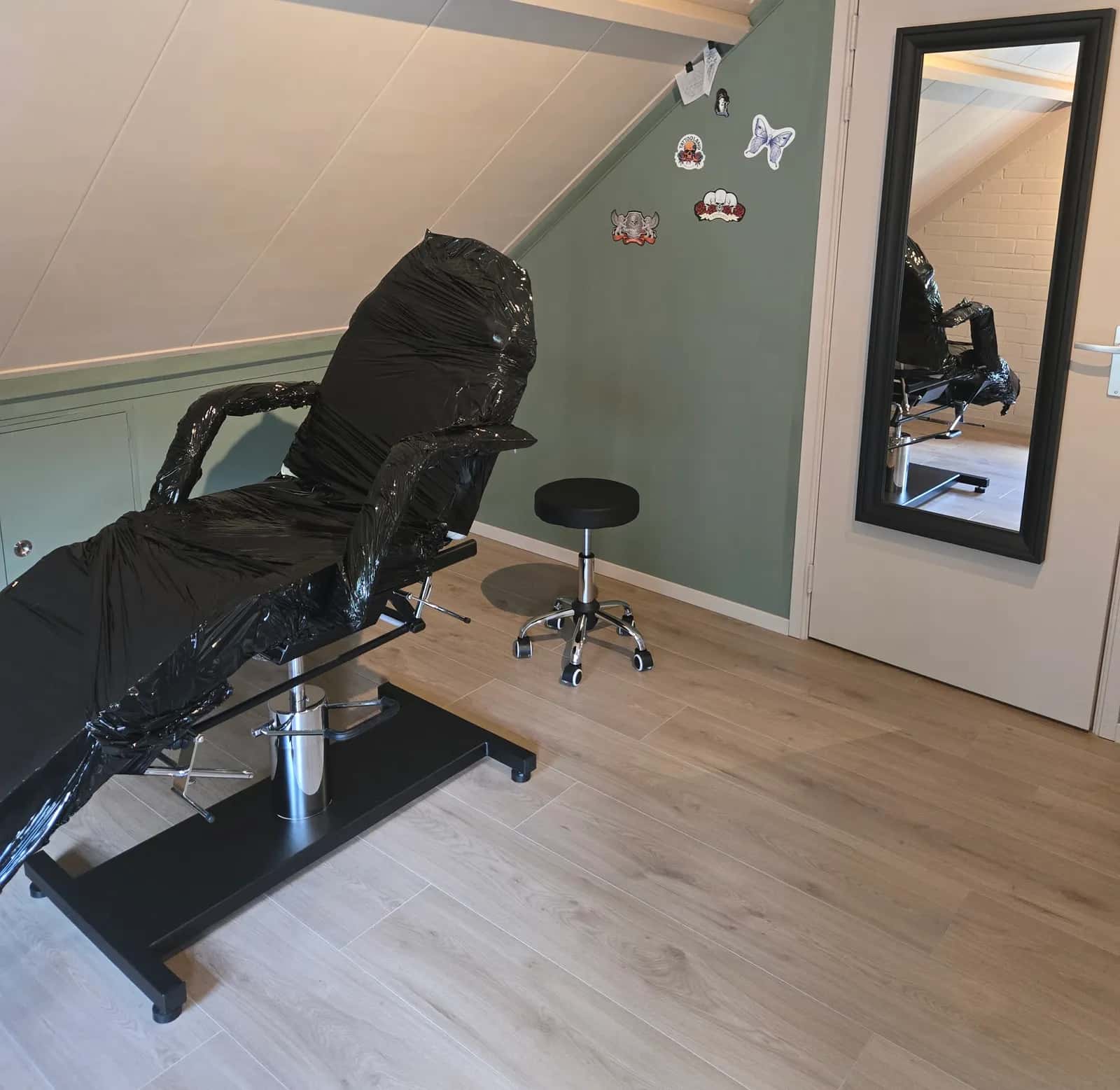 De behandelstoel in de tattoostudio van GlowLine in Wilp