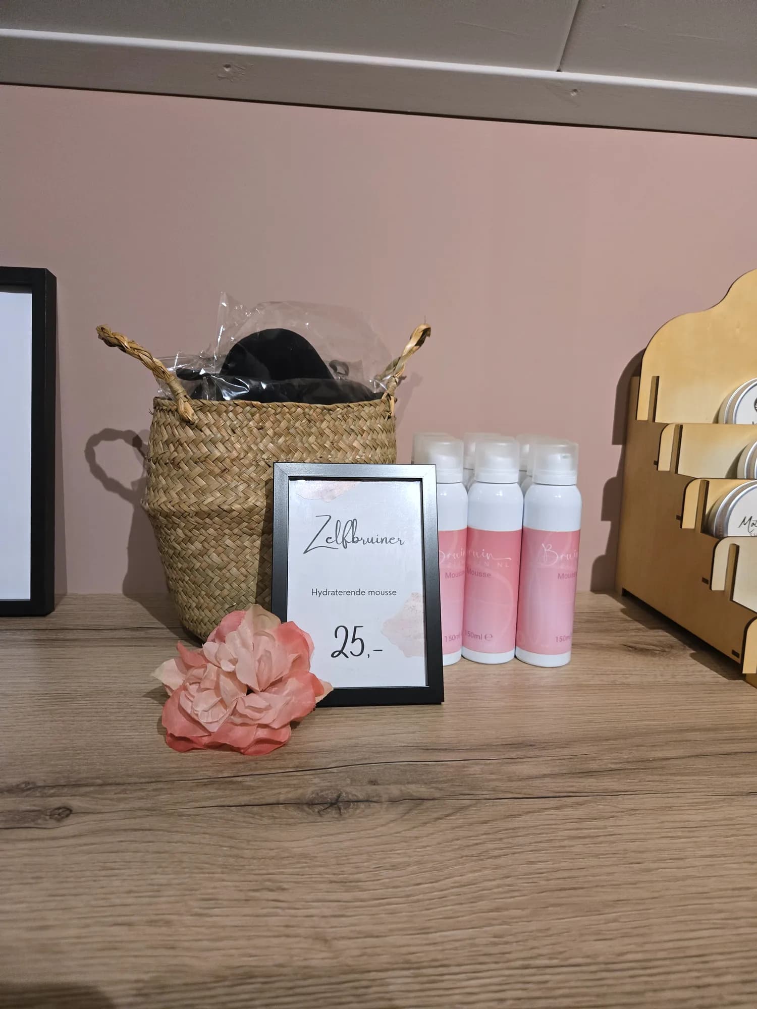 Zelfbruiner-mousse display in de GlowLine-studio, € 25,-